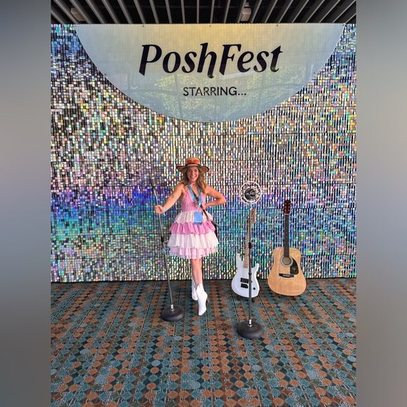 LIVE SHOW notification🩷🩷 - Picture 1 of 4